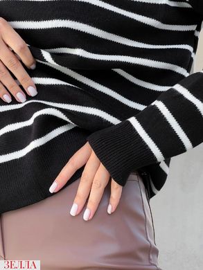 Демісезонний светр в універсальному розмірі 42-46, колір чорний у білу смужку.