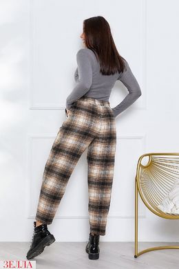Удобные утепленные женские брюки в широкую клеточку на резинке в размерах 50, 52, 54 светлого оттенка