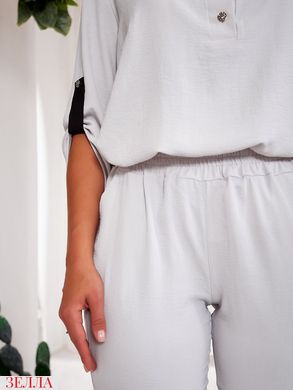 Жіночий брючний однотонний костюм з сорочкою світло-сірого кольору в розмірі 48-50, 52-54, 56-58