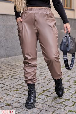 Світло-коричневі штани з еко-шкіри, в розмірі 46-48, 50-52, 54-56, 58-60.