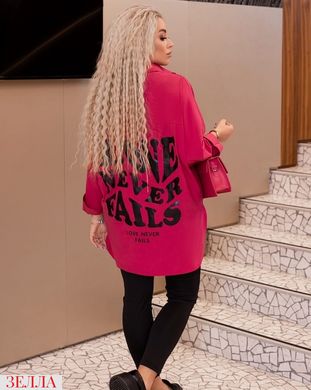Подовжена жіноча сорочка з стильними надписами, розміри 48-52, 54-58, 60-62, колір малиновий