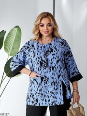 Блуза вільного крою з кулоном в розмірі 54-56, 58-60, 62-64, колір блакитний.