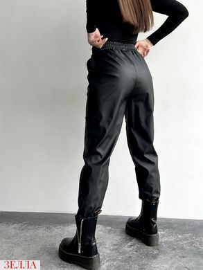 Шкіряні штани чорного кольору, в розмірі 42-44, 46-48.