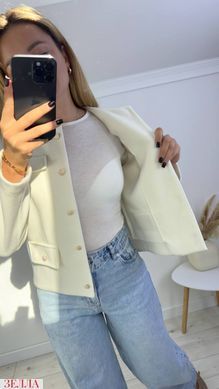 Короткий жакет прямого крою на гудзиках в розмірі 42-44, 46-48, 50-52, колір молочний.