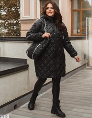 Стьобана подовжена жіноча куртка з капюшоном + сумка у розмірах 50-52, 54-56, колір чорний