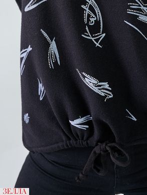 Демісезонний светр чорного кольору,в універсальному розмірі 42-48.