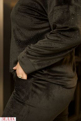 Велюровий костюм зі стразами в розмірі 48-50, 52-54, 56-58, колір чорний.